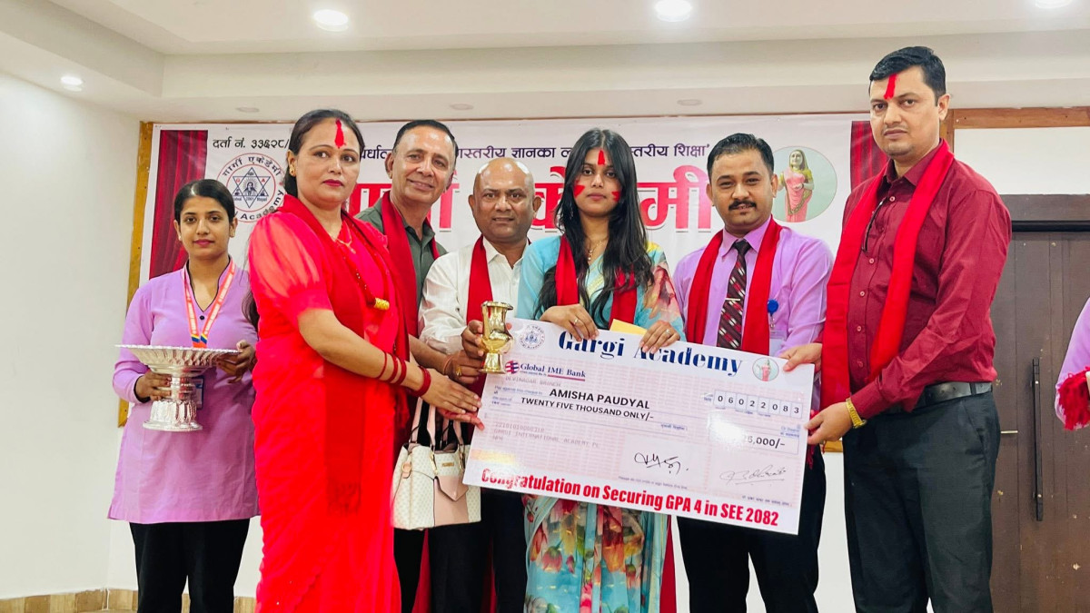 गार्गी एकेडेमीमा एसईईमा उत्तीर्ण विद्यार्थीलाई बधाईसहित सम्मान, अमिसाले पाइन् २५ हजारको चेक