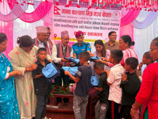 मानव कल्याण मित्र मञ्चद्वारा चितवनका असहाय बालबालिकालाई पोशाक प्रदान