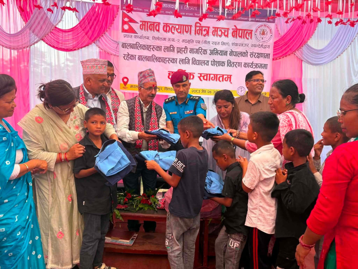 मानव कल्याण मित्र मञ्चद्वारा चितवनका असहाय बालबालिकालाई पोशाक प्रदान