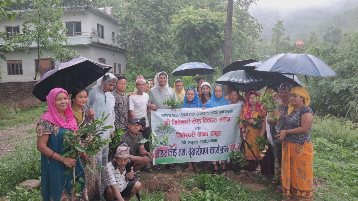जितेश्वरी टोलद्वारा  विद्यालय परिसरमा सरसफाई तथा वृक्षारोपण