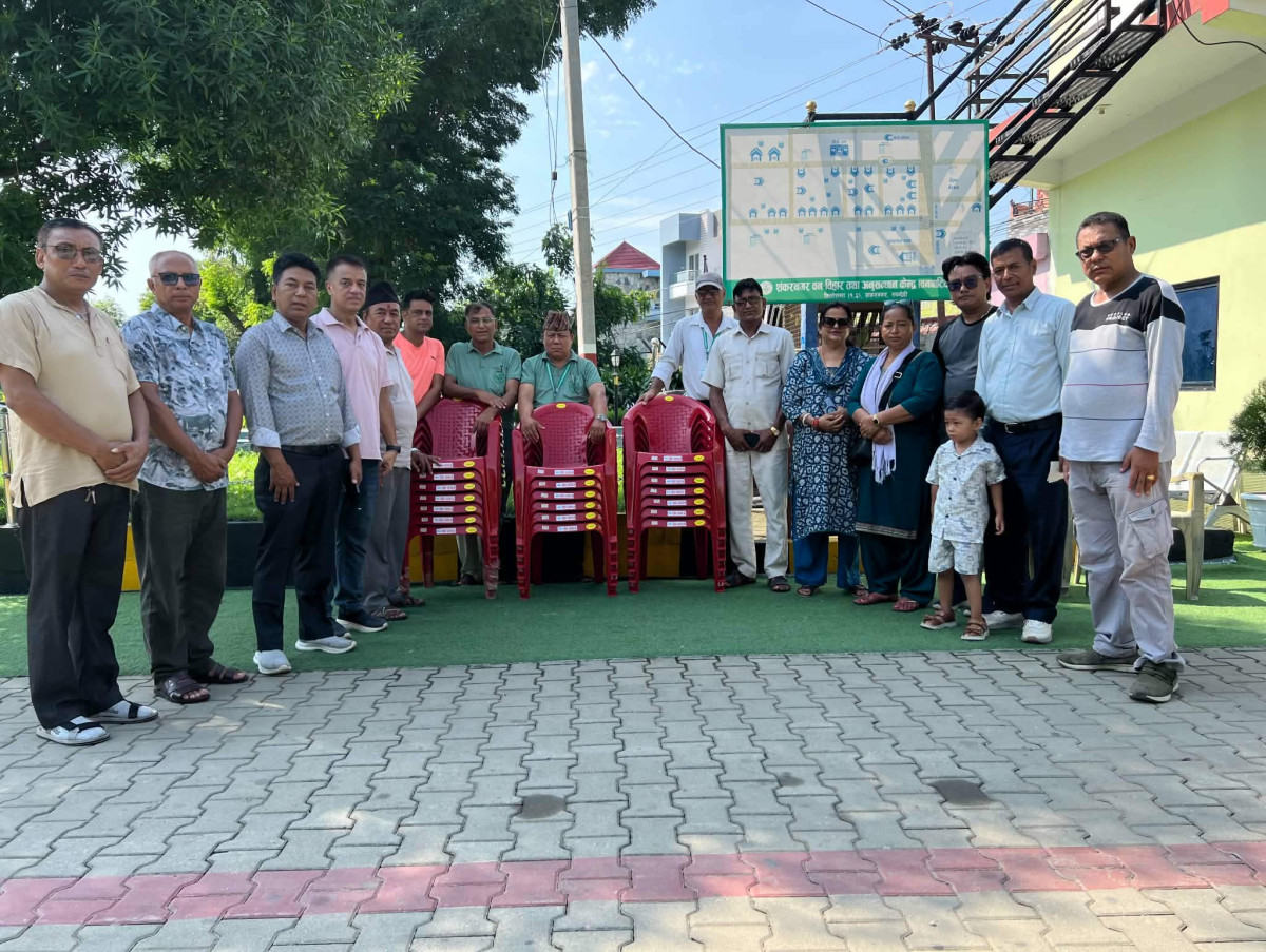 थैव समाजद्वारा वनवाटिकालाई कुर्सी हस्तान्तरण