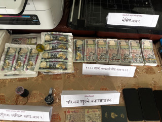 नक्कली नेपाली नोट र नोट छाप्न प्रयोग हुने विभिन्न उपकरणसहित ६ जना पक्राउ
