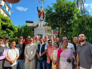 शालिकमा माल्यार्पण गर्दै नेताहरुले भने -‘आधुनिक नेपालको परिकल्पना गर्ने नेता नै वीपी हुन्’